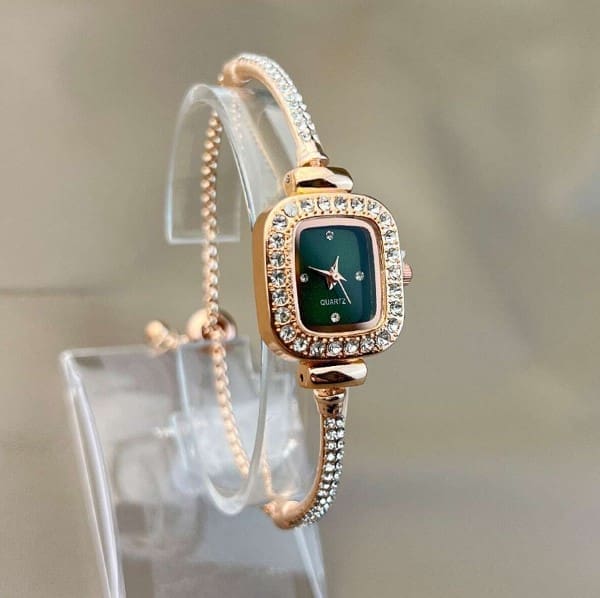 Montre-bracelet à la mode pour femmes avec incrustation de diamants et petit cadran carré 2 Montre-bracelet à la mode pour femmes avec incrustation de diamants et petit cadran carré