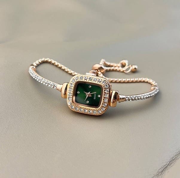 Montre-bracelet à la mode pour femmes avec incrustation de diamants et petit cadran carré 4 Montre-bracelet à la mode pour femmes avec incrustation de diamants et petit cadran carré – Image 3