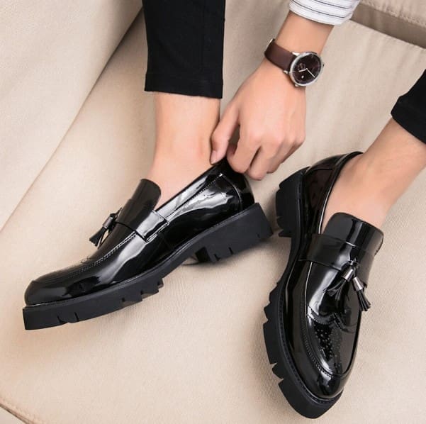 Nouvelles chaussures pour hommes en cuir verni, bout pointu, chaussures rehaussantes à semelle épaisse 7 Nouvelles chaussures pour hommes en cuir verni, bout pointu, chaussures rehaussantes à semelle épaisse – Image 6
