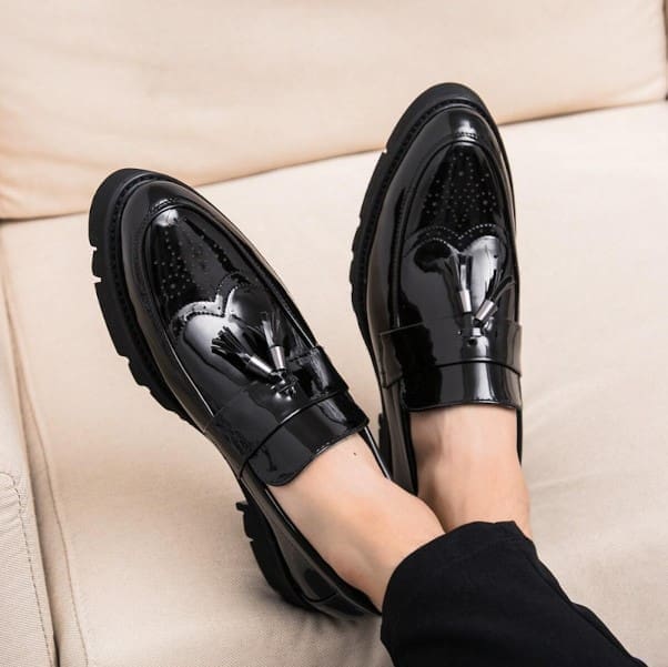 Nouvelles chaussures pour hommes en cuir verni, bout pointu, chaussures rehaussantes à semelle épaisse 10 Nouvelles chaussures pour hommes en cuir verni, bout pointu, chaussures rehaussantes à semelle épaisse – Image 9