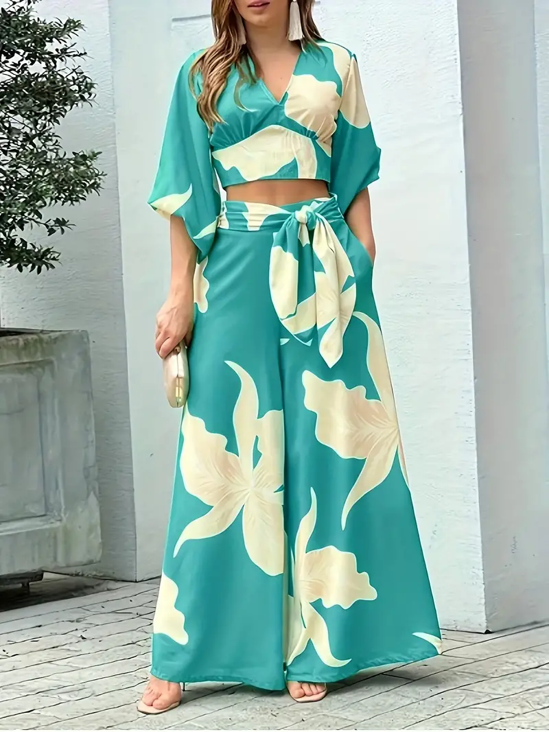 Ensemble de pantalons à imprimé floral de style vacances, chemisier court à col en V et pantalon ample à jambe large avec ceinture, vêtements pour femmes 2 Ensemble de pantalons à imprimé floral de style vacances, chemisier court à col en V et pantalon ample à jambe large avec ceinture, vêtements pour femmes