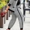 Ensemble pantalon décontracté à motif pied-de-poule Ensemble pantalon décontracté à motif pied-de-poule, veste à manches longues zippée et pantalon ample à bordure contrastée à boutons, vêtements pour femmes 26 décembre 2024 Kotazando