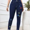 Pantalon en jean taille haute à imprimé floral Pantalon en jean taille haute à imprimé floral, coupe skinny, style élégant, jeans et vêtements en denim pour femmes août 11, 2024 Kotazando