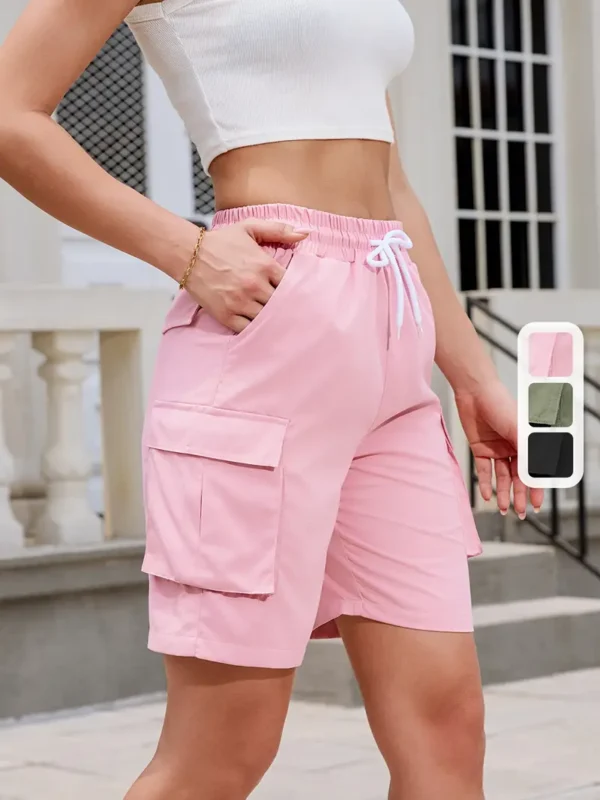 Short de sport décontracté pour femme, taille à cordon de serrage multi-poches, tissu à séchage rapide, noir uni – Image 2