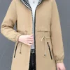 Trench-coat croisé ceinturé Veste coupe-vent à capuche zippée, veste décontractée à manches longues avec cordon de serrage à la taille et poches zippées pour le printemps et l'automne, vêtements pour femmes août 12, 2024 Kotazando