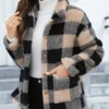 Manteau en peluche à poches plaquées à imprimé écossais Manteau en peluche à poches plaquées à imprimé écossais, vêtements d'extérieur polyvalents à manches longues et à boutonnage simple pour l'hiver, vêtements pour femmes 26 décembre 2024 Kotazando