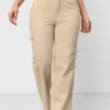 Pantalon cargo en jean pour femme avec poche à rabat latéral et taille haute Pantalon cargo décontracté en denim pour femme avec poches, jean droit beige à longueur totale pour un usage quotidien août 13, 2024 Kotazando