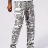 Pantalon en jean effiloché à imprimé graphique camouflage pour homme avec poches Pantalon en jean effiloché à imprimé graphique camouflage pour homme avec poches août 18, 2024 Kotazando