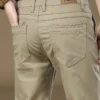 Pantalon élégant uni pour homme avec poches Pantalon élégant uni pour homme avec poches, pantalon décontracté en mélange de coton respirant et ajusté pour le printemps et l'automne août 19, 2024 Kotazando