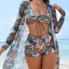 Ensemble bikini tie-dye pour femme avec haut triangle Ensemble de bikini à imprimé géométrique 3 pièces, bas de boxer à col en V avec chemise de protection, maillot de bain à manches longues, maillots de bain et vêtements pour femmes pour la Saint-Valentin août 27, 2024 Kotazando