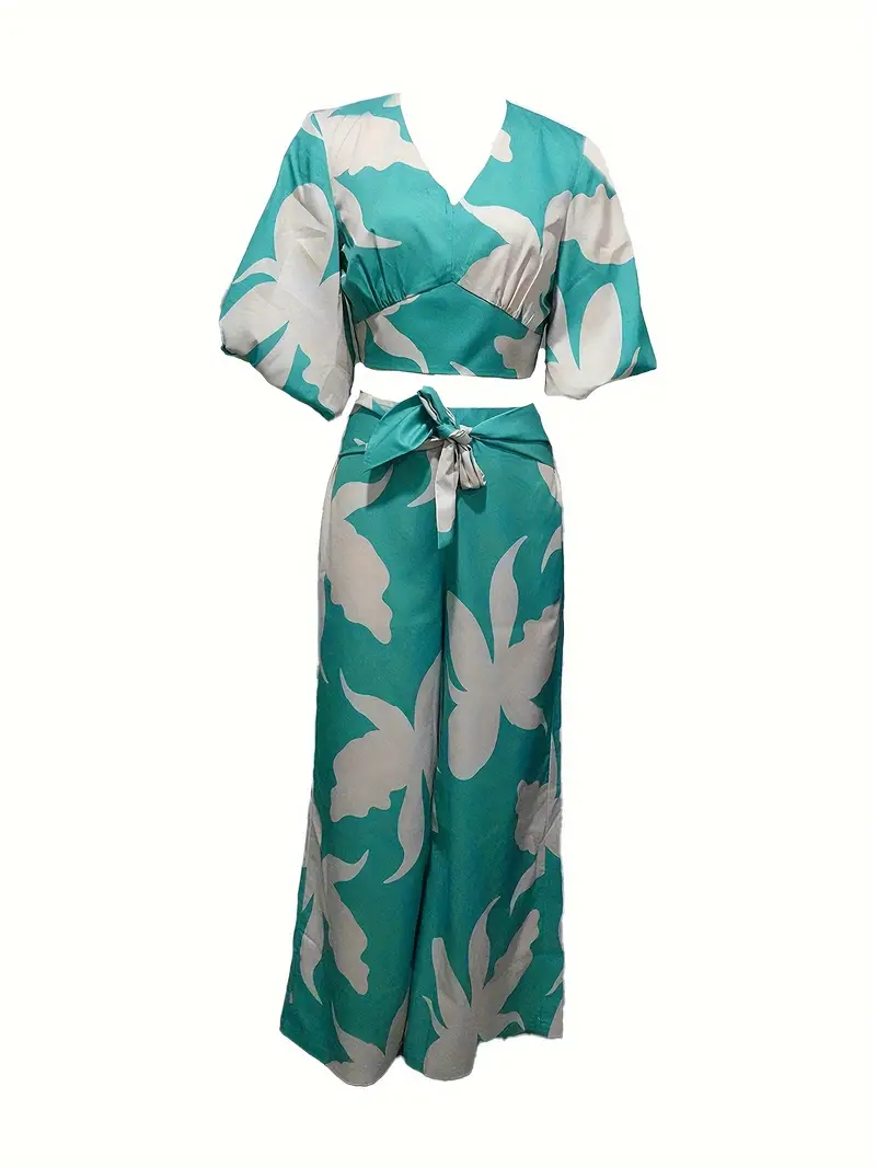 Ensemble de pantalons à imprimé floral de style vacances, chemisier court à col en V et pantalon ample à jambe large avec ceinture, vêtements pour femmes 4 Ensemble de pantalons à imprimé floral de style vacances, chemisier court à col en V et pantalon ample à jambe large avec ceinture, vêtements pour femmes – Image 3