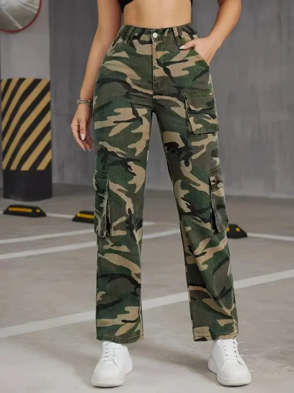 Jean cargo imprimé camouflage avec poche à rabat latéral Jean cargo imprimé camouflage avec poche à rabat latéral, pantalon en denim ample taille haute confortable, jeans et vêtements en denim pour femmes 13 août 2024 Kotazando