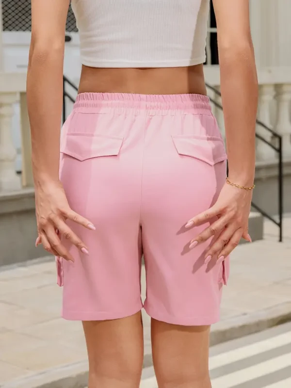 Short de sport décontracté pour femme, taille à cordon de serrage multi-poches, tissu à séchage rapide, noir uni – Image 4