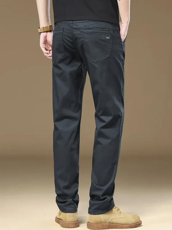 Pantalon élégant uni pour homme avec poches Pantalon élégant uni pour homme avec poches, pantalon décontracté en mélange de coton respirant et ajusté pour le printemps et l'automne 19 août 2024 Kotazando