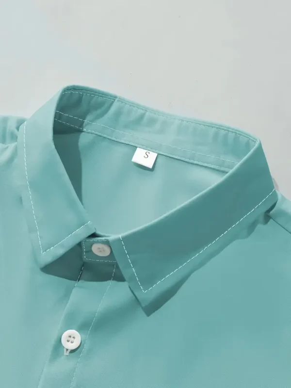 Tenue pour homme, chemise boutonnée à manches courtes à revers uni et short à cordon de serrage – Image 4