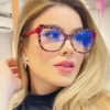 Lunettes de soleil carrées tendance pour femmes et hommes Lunettes de soleil carrées tendance pour femmes et hommes, style vintage, ajourées, pour fête, plage, voyage août 30, 2024 Kotazando