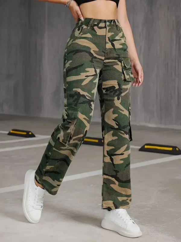 Jean cargo imprimé camouflage avec poche à rabat latéral Jean cargo imprimé camouflage avec poche à rabat latéral, pantalon en denim ample taille haute confortable, jeans et vêtements en denim pour femmes 13 août 2024 Kotazando