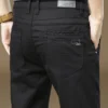 Pantalon élégant uni pour homme avec poches Pantalon élégant uni pour homme avec poches, pantalon décontracté en mélange de coton respirant et ajusté pour le printemps et l'automne août 19, 2024 Kotazando