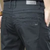 pantalon Pantalon élégant uni pour homme avec poches, pantalon décontracté en mélange de coton respirant et ajusté pour le printemps et l'automne août 19, 2024 Kotazando