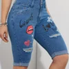 Short en jean déchiré avec imprimé de lettres Short en jean déchiré avec imprimé de lettres, lèvres, cœur, étoile, streetwear, ourlet retroussé 11 août 2024 Kotazando