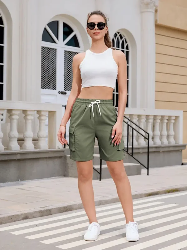 Short de sport décontracté pour femme, taille à cordon de serrage multi-poches, tissu à séchage rapide, noir uni – Image 7