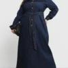 Robe manteau en jean maxi bleu délavé uni grande taille avec ceinture Robe en jean élégante grande taille, robe en jean longue à franges brutes et ceinture à nouer de couleur unie pour femme avec manches longues et col en V septembre 13, 2024 Kotazando