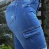 Pantalon En Jean Décontracté Pour Femmes Short bermuda en denim bleu grande taille pour femme, style décontracté avec poches à rabat, ourlet effiloché retroussé, short cargo taille haute septembre 13, 2024 Kotazando