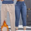 Pantalon en jean skinny bleu délavé à coupe ajustée et doublure en peluche pour l'hiver Pantalon en jean skinny bleu délavé à coupe ajustée et doublure en peluche pour l'hiver, style décontracté, épais et chaud pour femmes. 26 décembre 2024 Kotazando