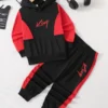 Ensemble 2 pièces pour garçon avec haut à capuche et pantalon de survêtement imprimé KING Ensemble 2 pièces pour garçon avec haut à capuche et pantalon de survêtement imprimé KING, haut décontracté à manches longues, vêtements pour enfants pour le printemps et l'automne septembre 1, 2024 Kotazando