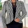 Blazer élégant à imprimé géométrique grande taille pour femme Blazer élégant à imprimé géométrique grande taille pour femme - Col à revers, polyester, légèrement extensible, manches longues, longueur courte septembre 27, 2024 Kotazando