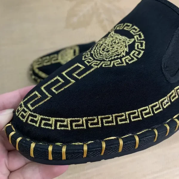 Chaussures de ville décontractées et confortables pour hommes à enfiler avec motif brodé Chaussures de ville décontractées et confortables pour hommes à enfiler avec motif brodé, chaussures traditionnelles respirantes et légères pour toutes les saisons, une taille plus petite 9 septembre 2024 Kotazando