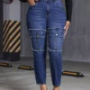 Pantalon en jean bleu foncé délavé avec taille haute Pantalon en jean bleu foncé délavé avec taille haute, poches factices, bord brut et effet moustaches, pour femmes 13 septembre 2024 Kotazando