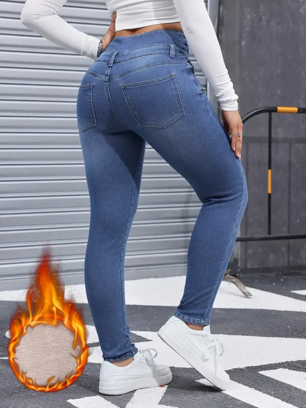Pantalon en jean skinny bleu délavé à coupe ajustée et doublure en peluche pour l'hiver, style décontracté, épais et chaud pour femmes. – Image 4