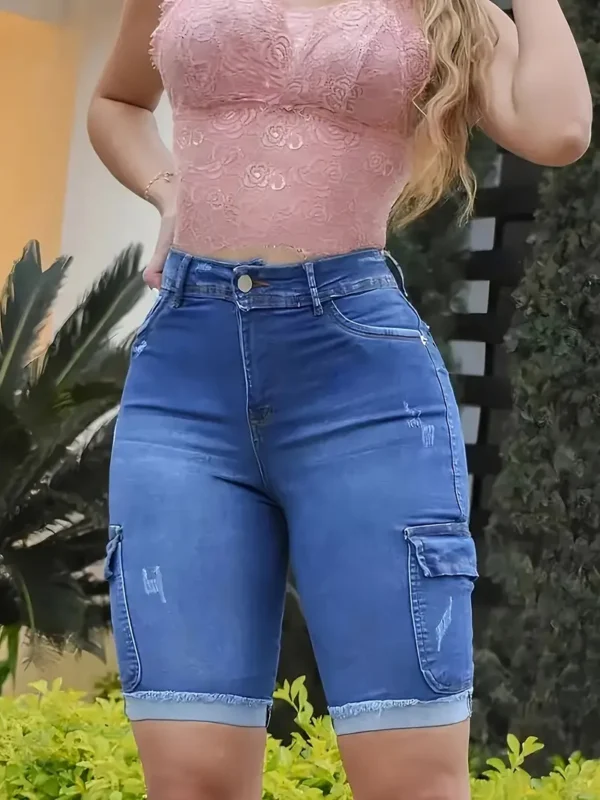 Short bermuda en denim bleu grande taille pour femme, style décontracté avec poches à rabat, ourlet effiloché retroussé, short cargo taille haute – Image 5