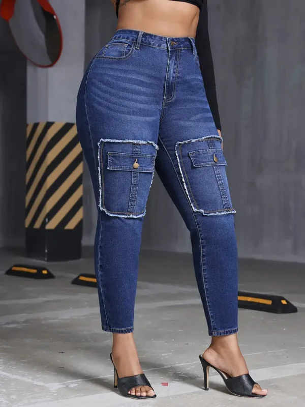 Pantalon en jean bleu foncé délavé avec taille haute Pantalon en jean bleu foncé délavé avec taille haute, poches factices, bord brut et effet moustaches, pour femmes 13 septembre 2024 Kotazando