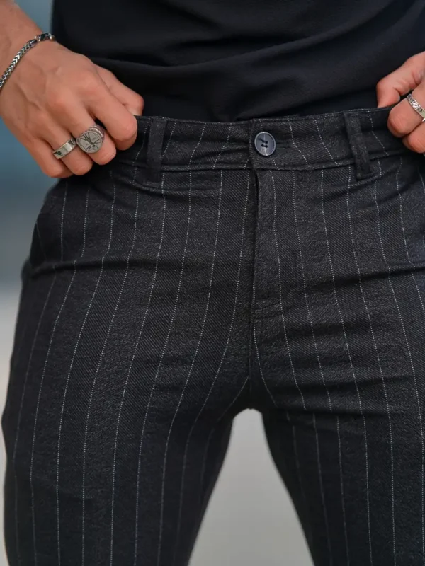 Pantalon élégant et ajusté pour homme Pantalon élégant et ajusté pour homme, noir à rayures fines, coupe slim 16 septembre 2024 Kotazando