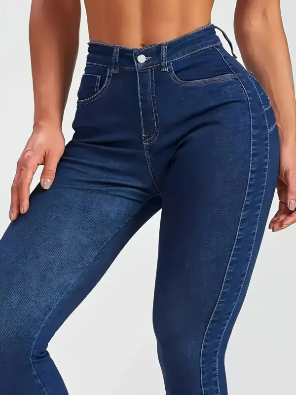 Pantalon en jean skinny taille plus Pantalon en jean skinny taille plus, coupe ajustée, bleu délavé uni, style décontracté, fermeture à glissière et bouton, pour femme septembre 13, 2024 Kotazando