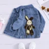 Jacket en jean décontractée pour enfants avec broderie de lapin de dessin animé au dos, col à revers, manches longues à épaules tombantes