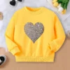 Sweat-shirt ras du cou décontracté pour fille avec imprimé cœur pailleté Sweat-shirt ras du cou décontracté pour fille avec imprimé cœur pailleté, Mélange de polyester légèrement extensible, manches longues 26 décembre 2024 Kotazando