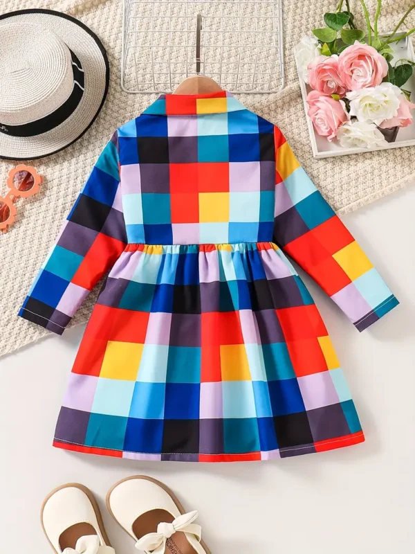 Robe à carreaux colorée à manches longues et col à revers boutonné pour filles Robe à carreaux colorée à manches longues et col à revers boutonné pour filles, élégante et décontractée 18 octobre 2024 Kotazando