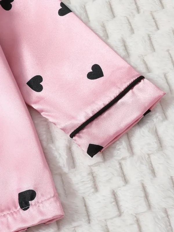 Ensemble de pyjama 5 pièces pour filles avec motif de cœurs d'amour sur toute la surface, haut à manches longues avec boucle à revers et pantalon assorti, débardeur sans manches, short et masque pour les yeux, ensemble de pyjama décontracté et mignon – Image 8