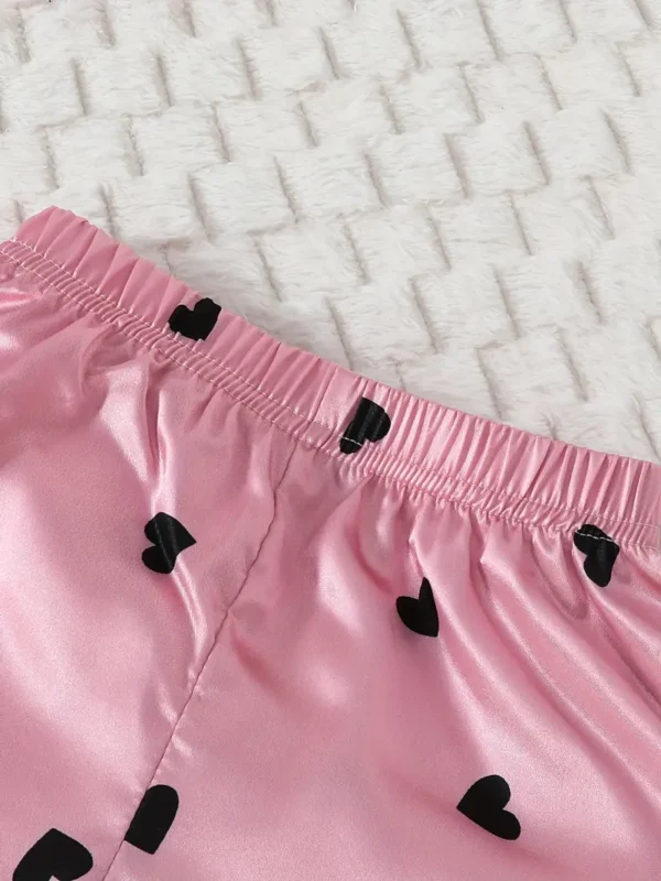 Ensemble de pyjama 5 pièces pour filles avec motif de cœurs d'amour sur toute la surface, haut à manches longues avec boucle à revers et pantalon assorti, débardeur sans manches, short et masque pour les yeux, ensemble de pyjama décontracté et mignon – Image 5