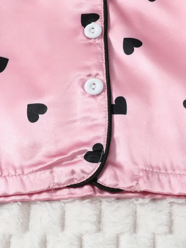 Ensemble de pyjama 5 pièces pour filles avec motif de cœurs d'amour sur toute la surface, haut à manches longues avec boucle à revers et pantalon assorti, débardeur sans manches, short et masque pour les yeux, ensemble de pyjama décontracté et mignon – Image 9