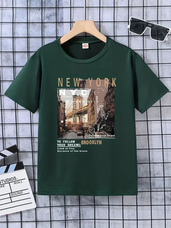 T-shirt tendance à imprimé de monuments de la rue pour garçons, haut polyvalent à manches courtes et col ras du cou de style urbain, vêtements d'été pour garçons