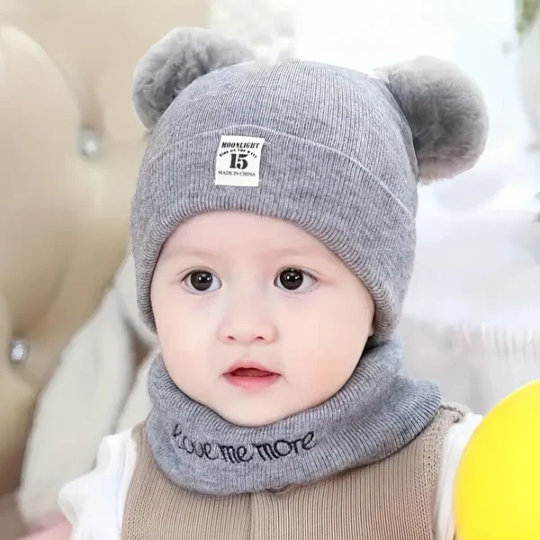 Lot de 2 bonnets à pompon en tricot pour bébé, 100 % polyester, tissu extensible lavable à la main, motif alphabet, chaud pour l'automne/hiver, à porter au quotidien et de manière décontractée pour les anniversaires, bonnets cache-oreilles à thème fantastique pour les enfants de 0 à 3 ans – Image 5