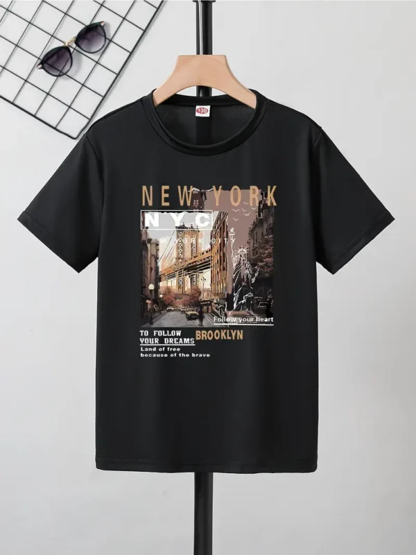 T-shirt tendance à imprimé de monuments de la rue pour garçons, haut polyvalent à manches courtes et col ras du cou de style urbain, vêtements d'été pour garçons