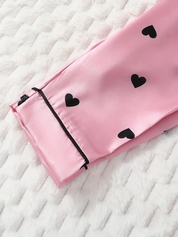 Ensemble de pyjama 5 pièces pour filles avec motif de cœurs d'amour sur toute la surface, haut à manches longues avec boucle à revers et pantalon assorti, débardeur sans manches, short et masque pour les yeux, ensemble de pyjama décontracté et mignon – Image 6