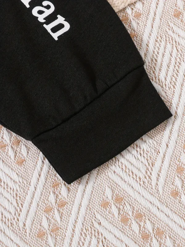 Ensemble 3 pièces pour bébé garçon avec barboteuse triangulaire à manches courtes et pantalon de survêtement et chapeau imprimé DADDY AND ME – Image 5