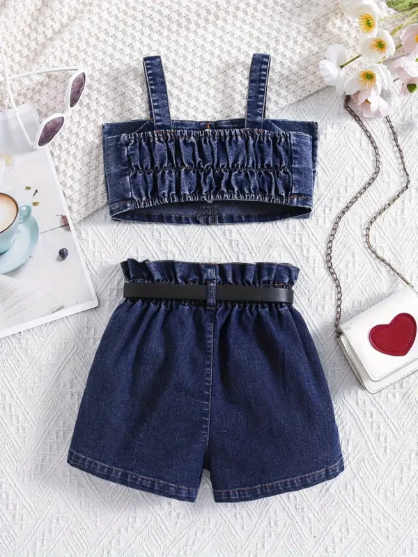 Ensemble en jean tendance pour filles avec haut à bretelles et volants Ensemble en jean tendance pour filles avec haut à bretelles et volants, short en jean taille haute et ceinture 20 octobre 2024 Kotazando