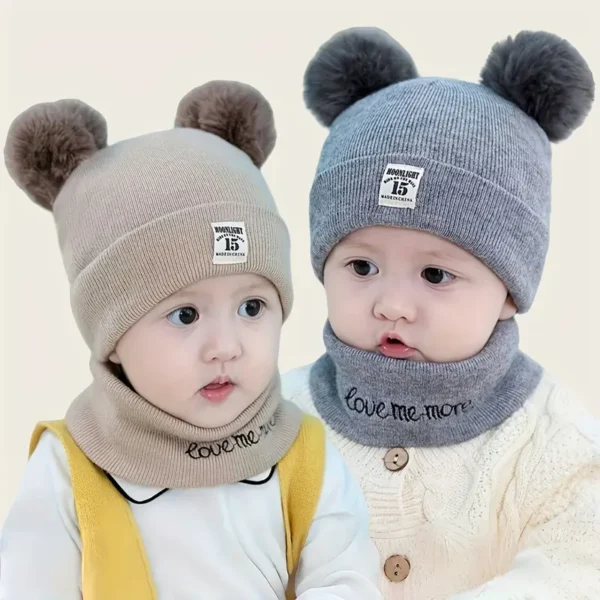 Lot de 2 bonnets à pompon en tricot pour bébé, 100 % polyester, tissu extensible lavable à la main, motif alphabet, chaud pour l'automne/hiver, à porter au quotidien et de manière décontractée pour les anniversaires, bonnets cache-oreilles à thème fantastique pour les enfants de 0 à 3 ans – Image 9